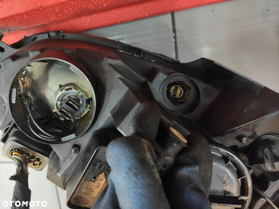 MERCEDES C-KLASA W204 LAMPA PRAWA PRZÓD PRZEDNIA SOCZEWKA ORYGINAŁ UK - 9