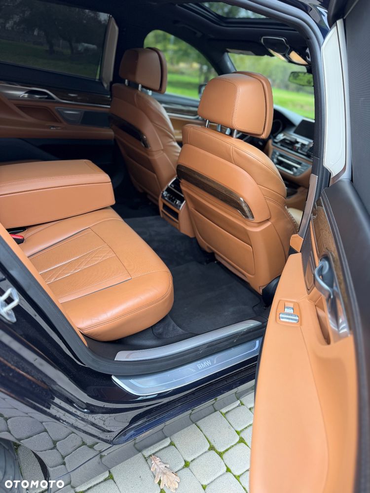 BMW Seria 7 750Li xDrive - 14