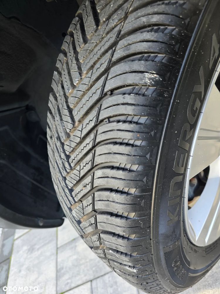 Kia Sportage 2.0 L - 23