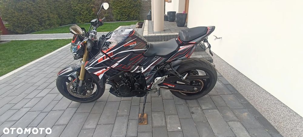 Suzuki GSR - 7