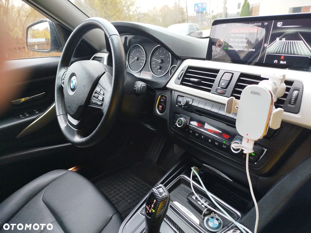 BMW Seria 3 320i Luxury Line - 23