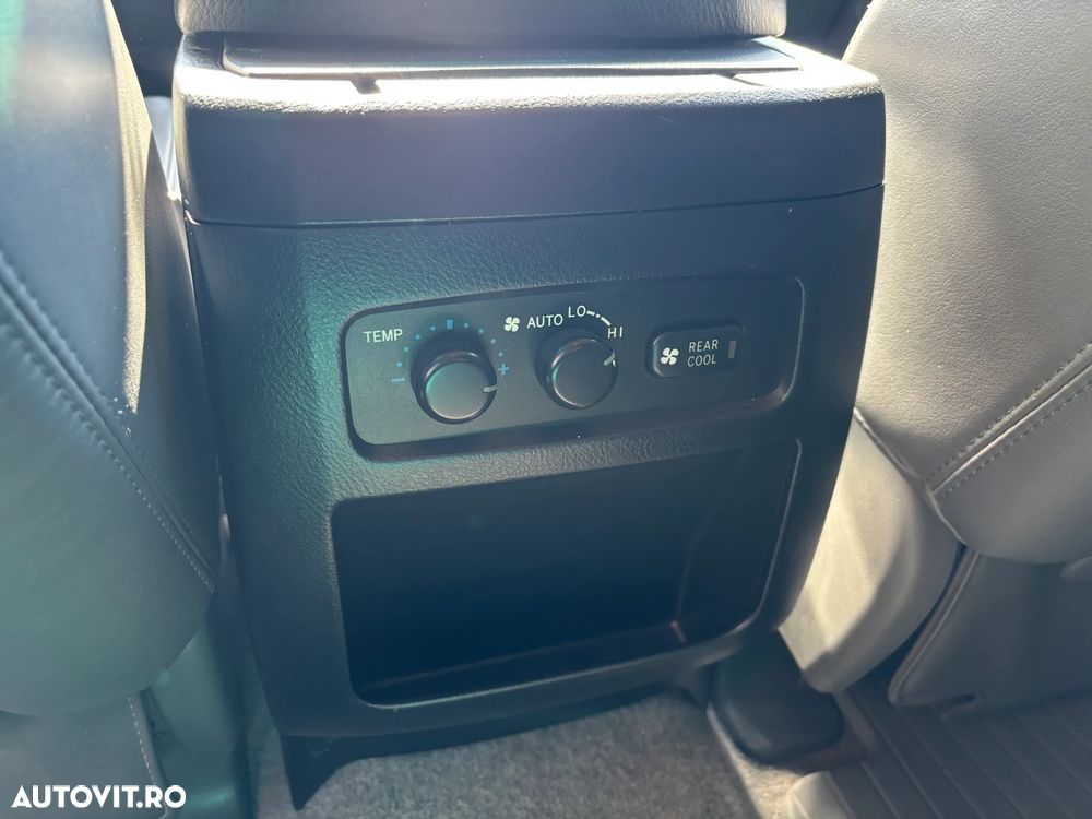 Toyota Land Cruiser 3.0l Turbo D-4D A/T AVS Luxury - 16