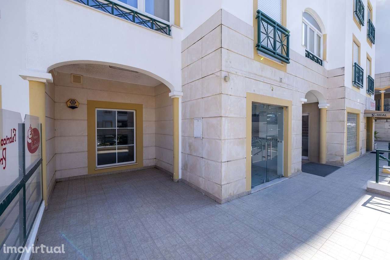 FANTÁSTICO ESPAÇO COMERCIAL VERSÁTIL  PARA VENDA EM LAGOS - Grande imagem: 2/17