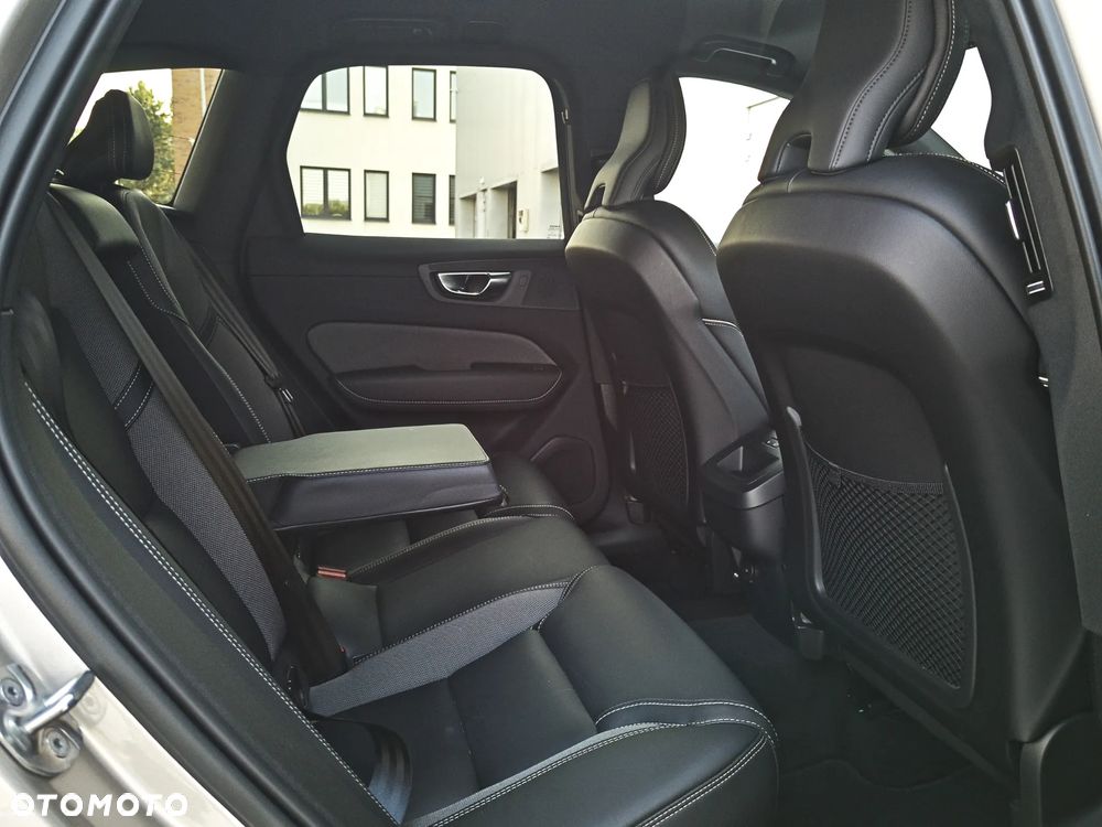 Volvo XC 60 B4 B Plus Dark - 15