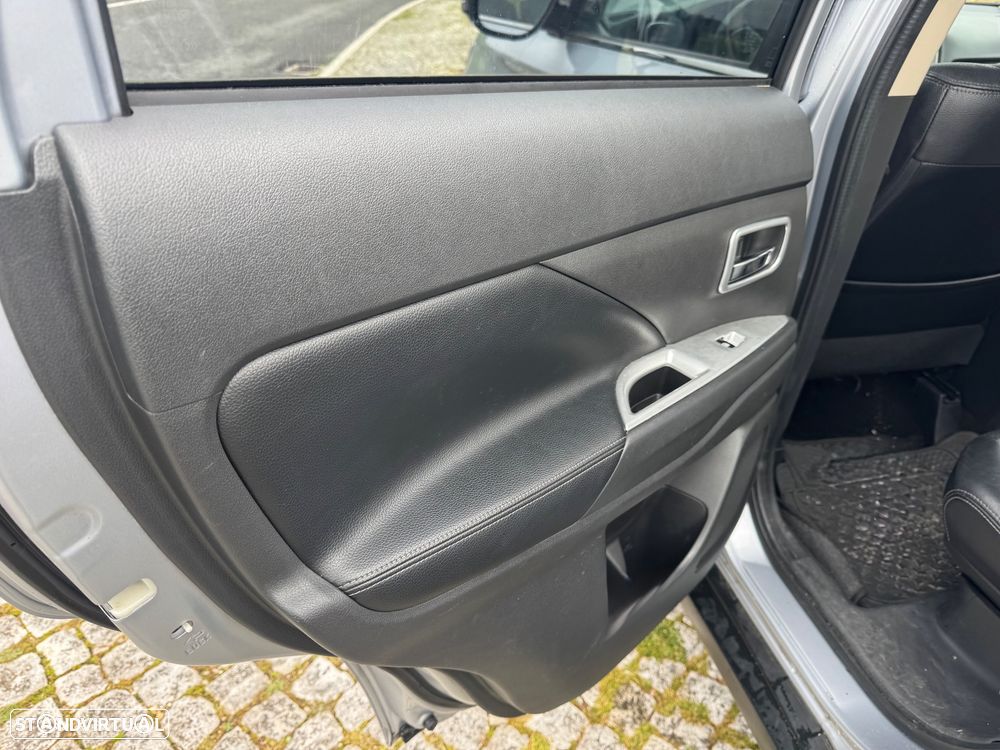 Mitsubishi Outlander 2.2 DI-D Instyle Navi - 19