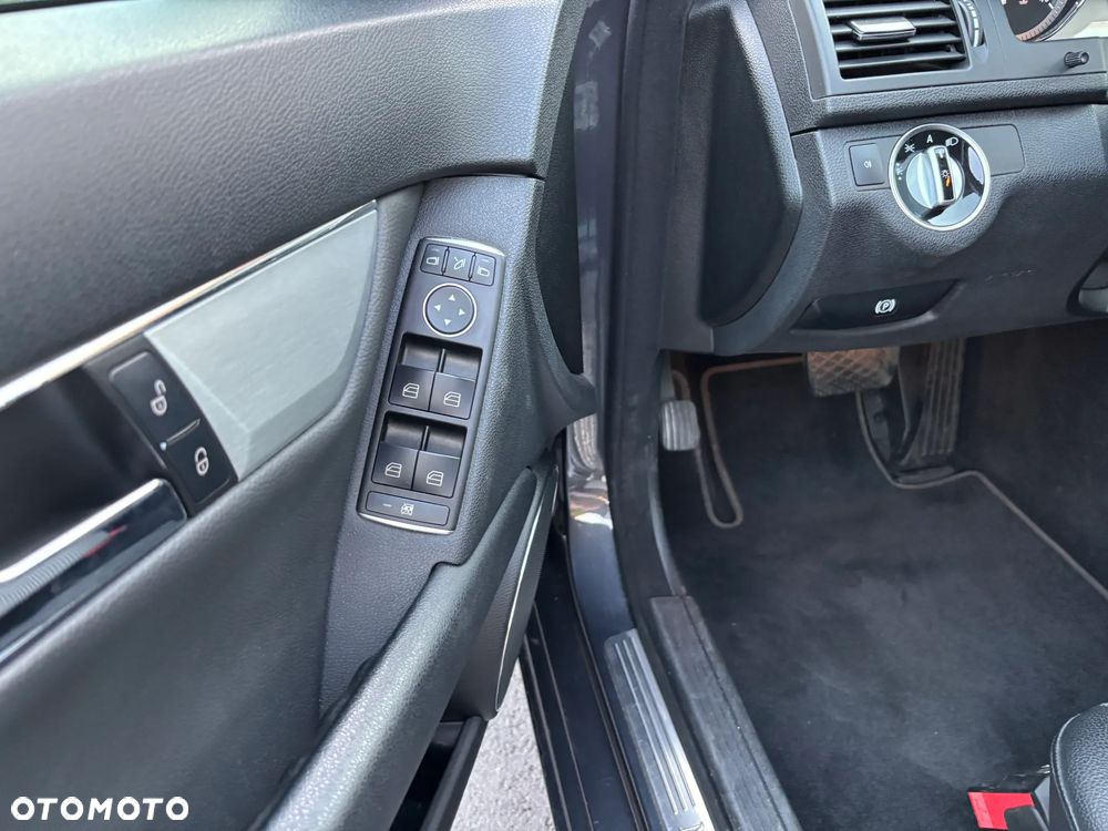 Mercedes-Benz Klasa C 200 CGI Automatik BlueEFFICIENCY Avantgarde - 19