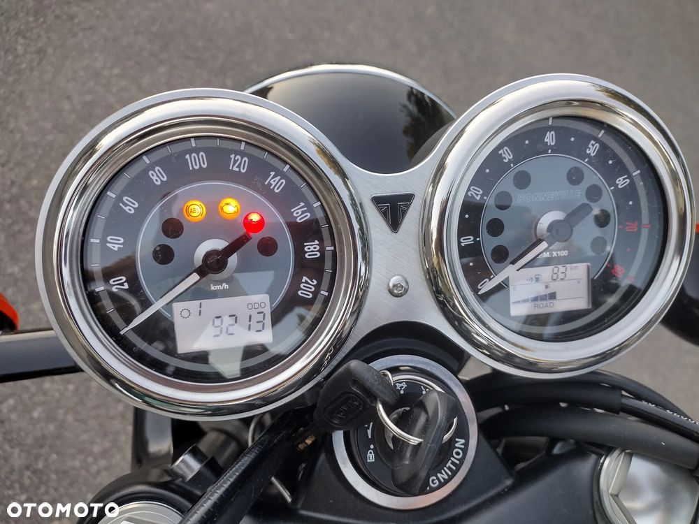 Triumph Bonneville - 3