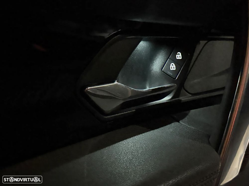 Land Rover Discovery Sport P300e - 16