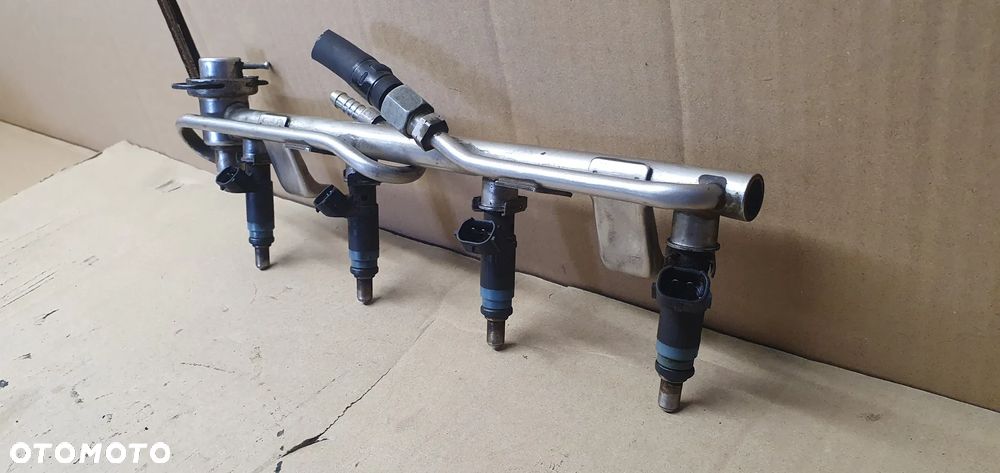 Listwa wtryskowa wtryski Audi A4 B6 2.0 058133681 06B133551K - 3