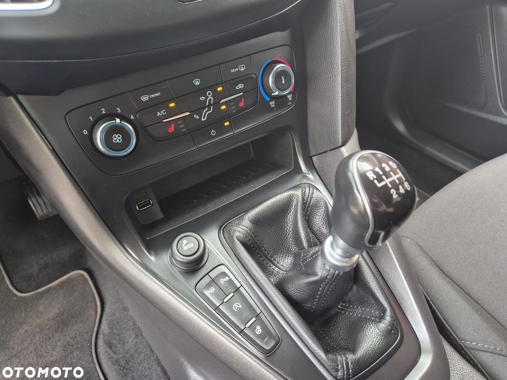 Ford Focus Turnier 1.0 EcoBoost Start-Stopp-System TITANIUM STYLE - 34