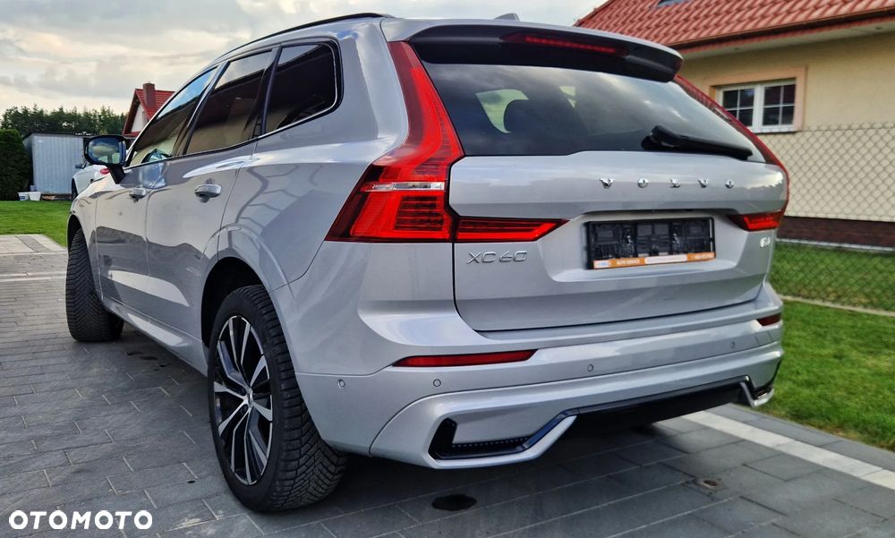 Volvo XC 60 B4 D Plus Dark - 32