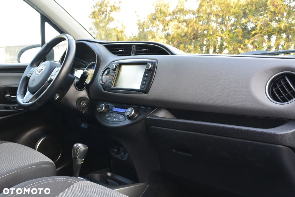Toyota Yaris Hybrid 100 Dynamic - 35