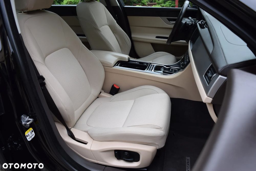 Jaguar XF 20d Prestige - 11