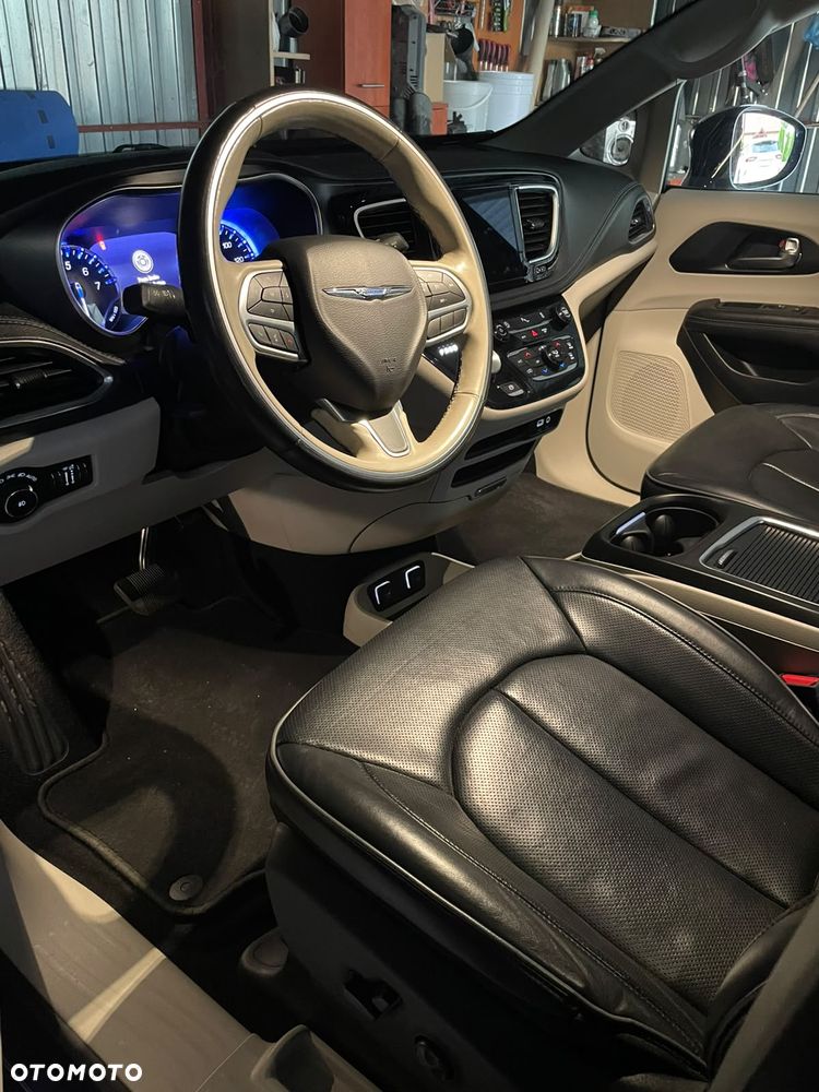 Chrysler Pacifica - 12