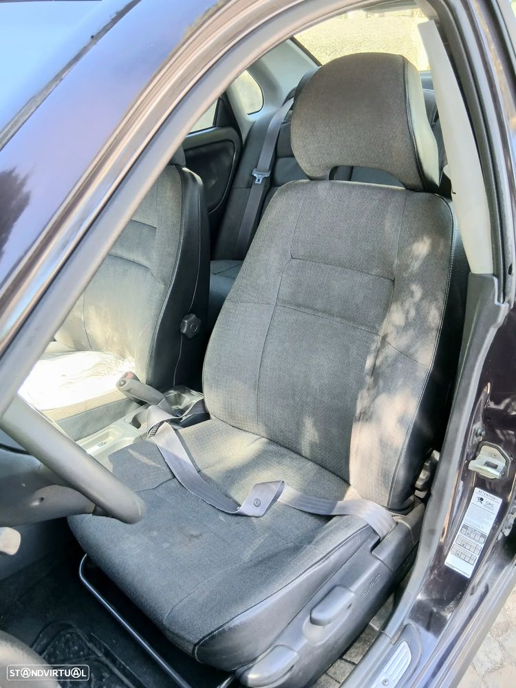 Volvo S40 1.9 D - 11