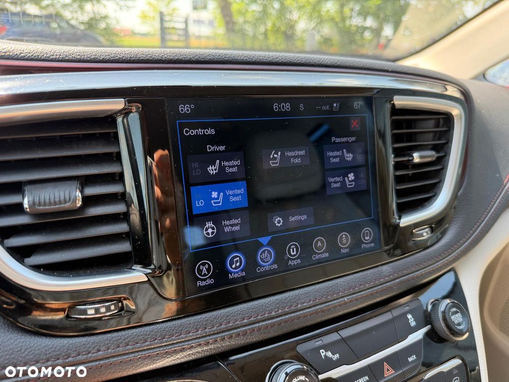 Chrysler Pacifica - 31