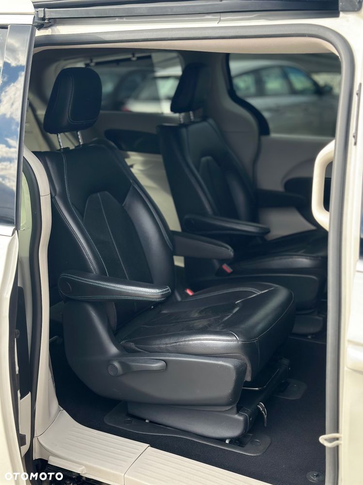 Chrysler Pacifica - 26