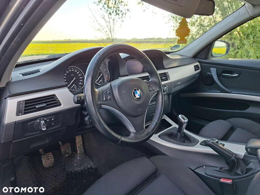 BMW Seria 3 320d DPF Edition Sport - 17