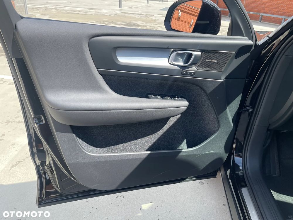 Volvo XC 40 B4 Plus Black Edition - 12