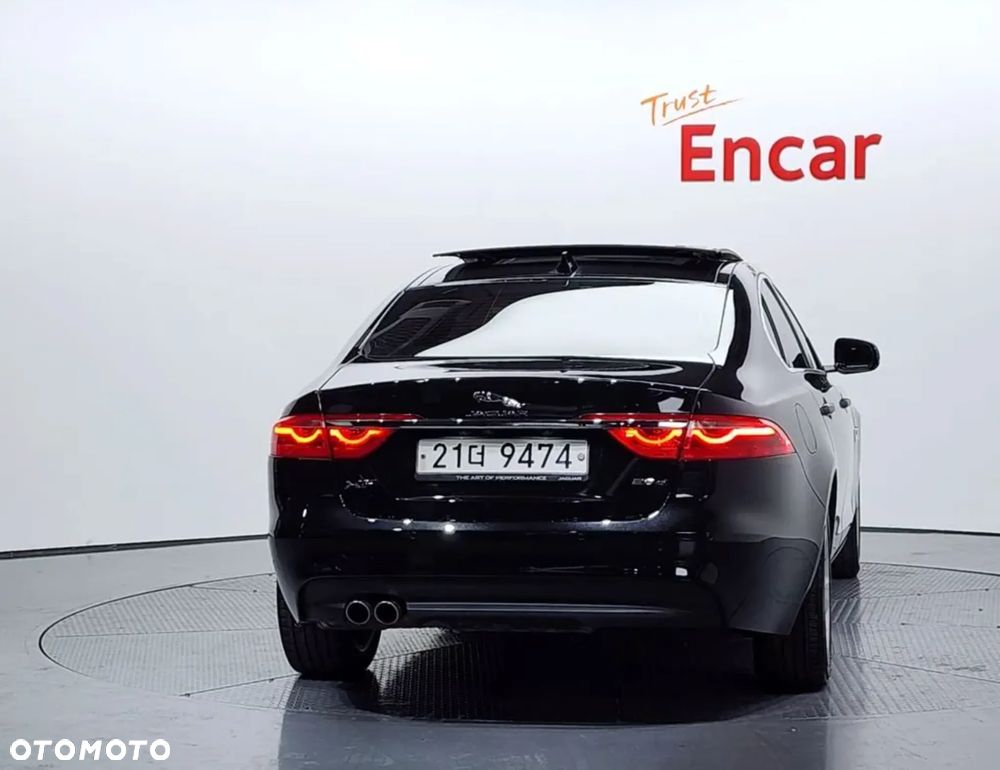 Jaguar XF 20d Prestige - 6