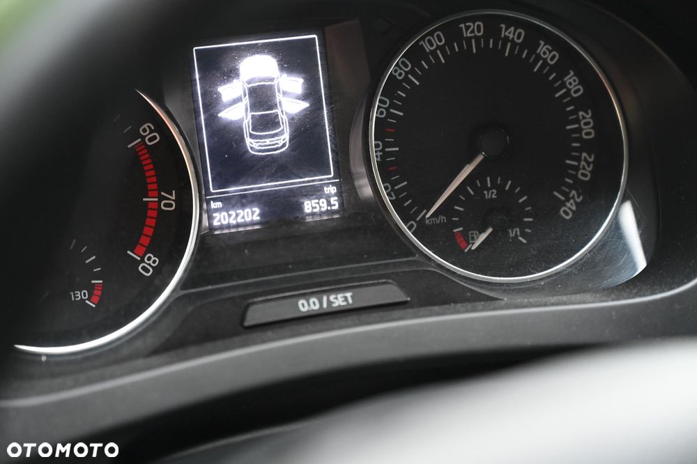 Skoda RAPID 1.2 TSI Ambition - 17