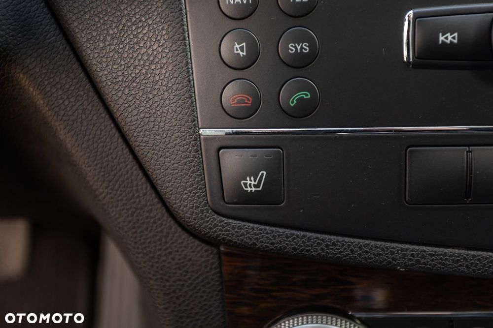 Mercedes-Benz Klasa C 180 BlueEFFICIENCY Elegance - 28