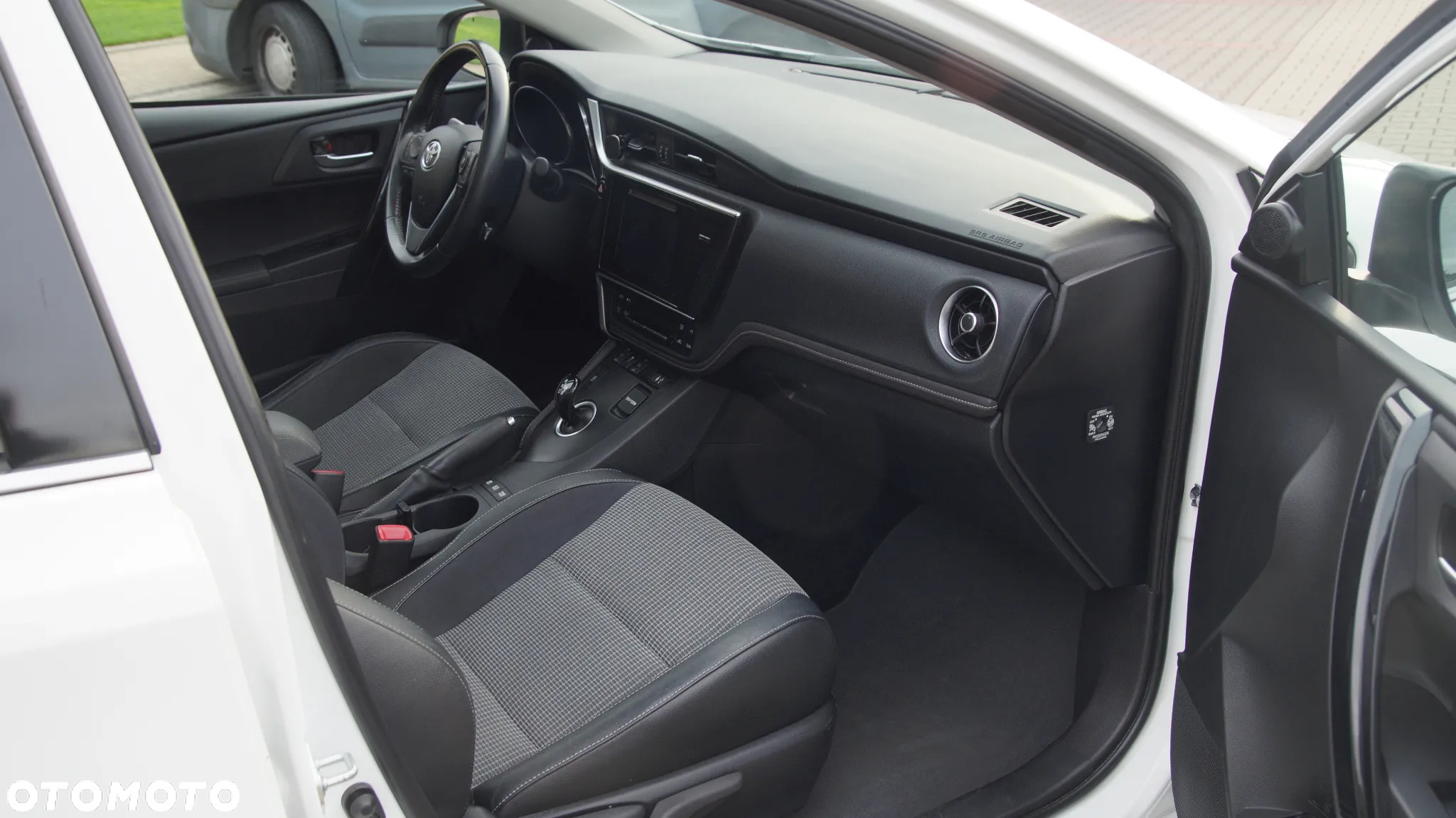 Toyota Auris Hybrid 135 Prestige - 11