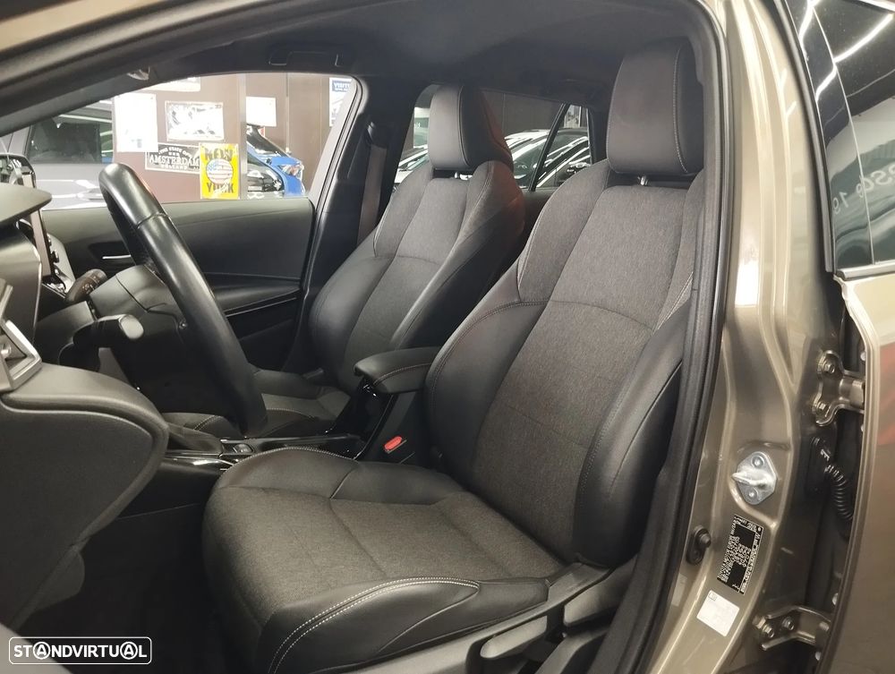 Toyota Corolla 1.8 Hybrid Comfort — fotografia 16