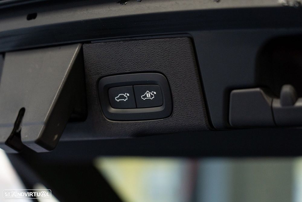 Volvo XC 60 2.0 T6 PHEV Plus Dark AWD - 17