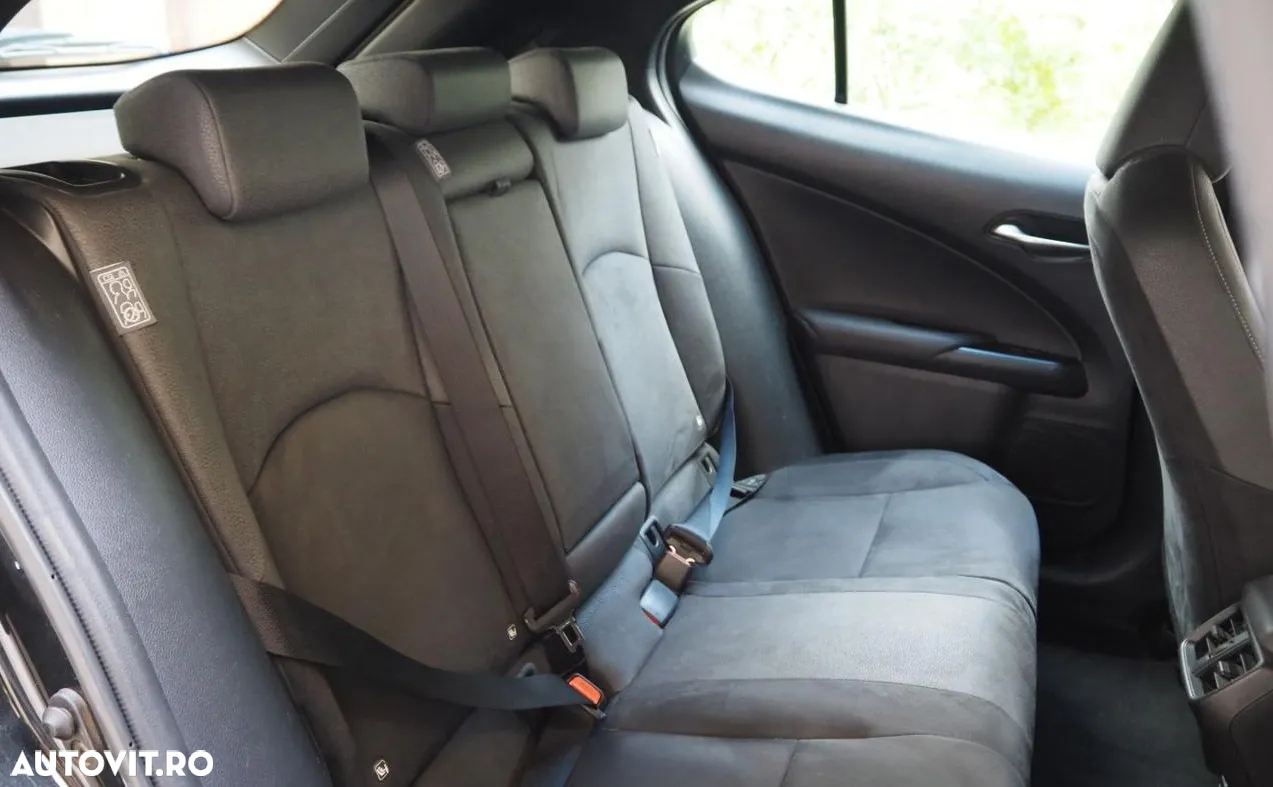 Lexus UX 250h FWD Business - 18