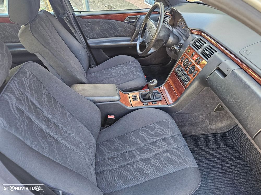 Mercedes-Benz E 220 D Classic - 7