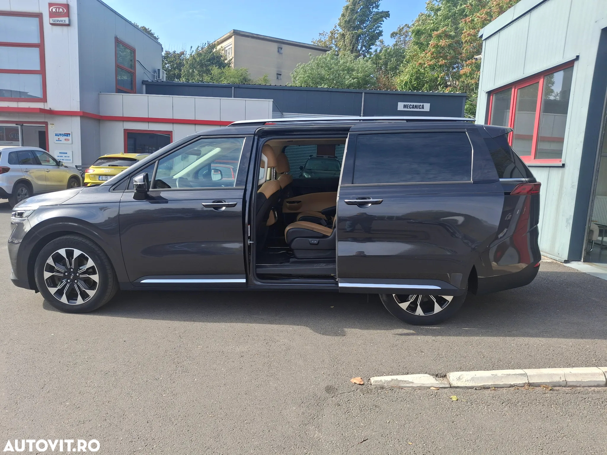 Kia Carnival - 2