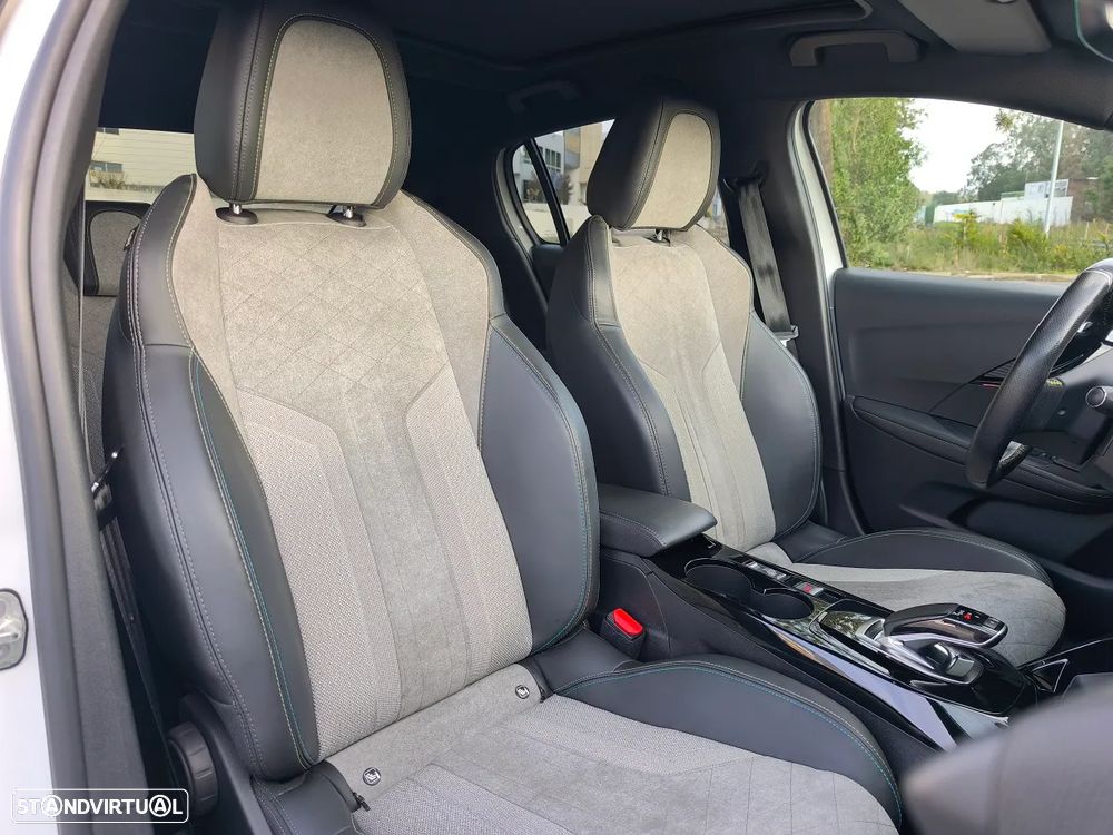 Peugeot e-208 GT+ - 12
