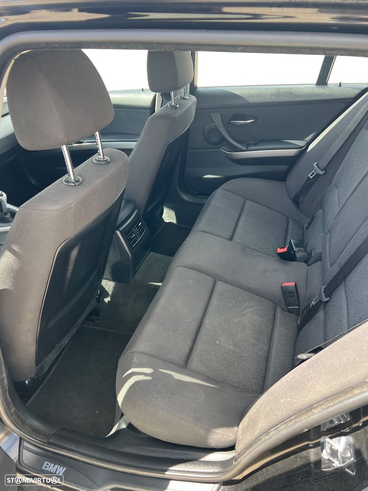 BMW 318 d Dynamic - 12