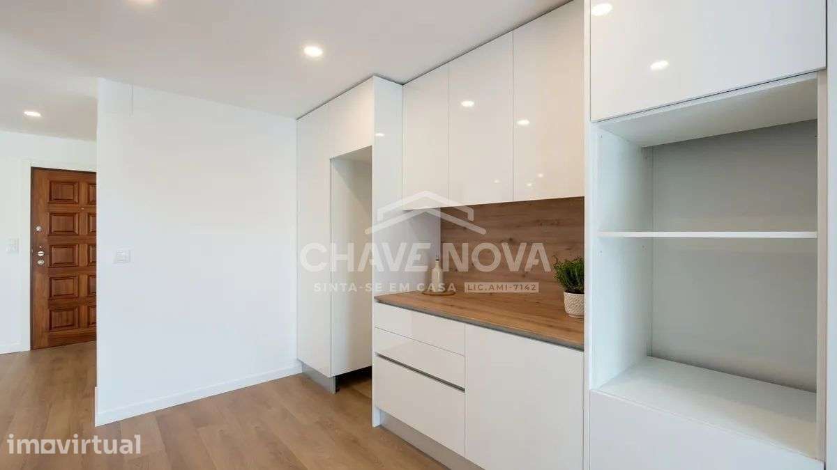 Apartamento T2 Renovado c/ Garagem Box em Cedofeita (Porto) - Grande imagem: 5/26