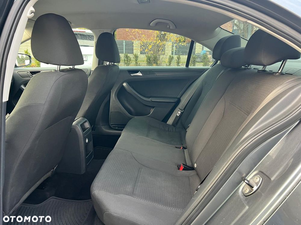 Volkswagen Jetta 2.0 Base - 24