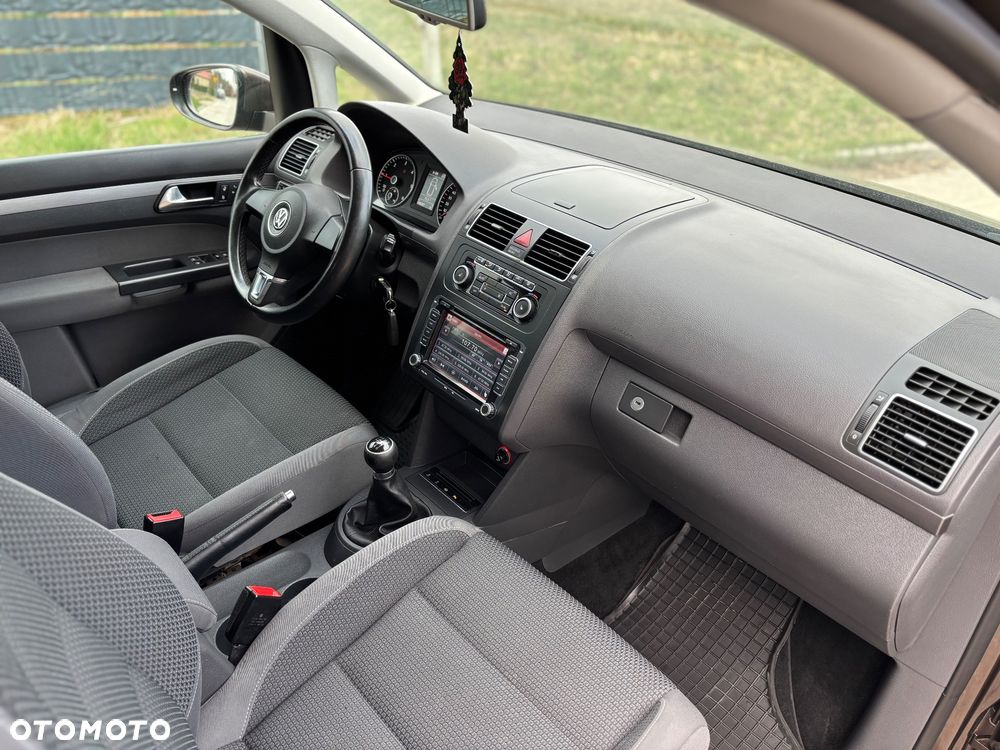 Volkswagen Touran - 12