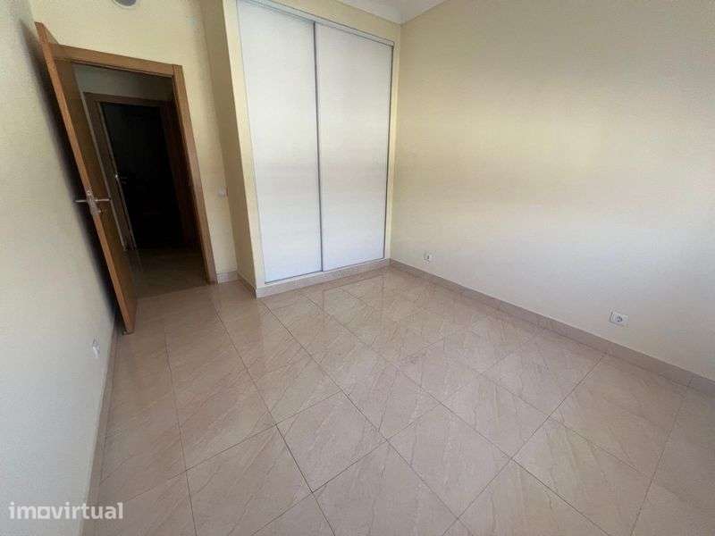 Alugo T2 Caneças - Grande imagem: 2/4