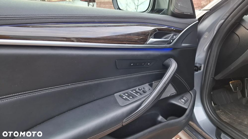 BMW Seria 5 M550i xDrive - 16