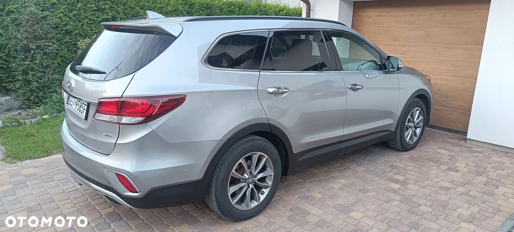 Hyundai Grand Santa Fe - 16
