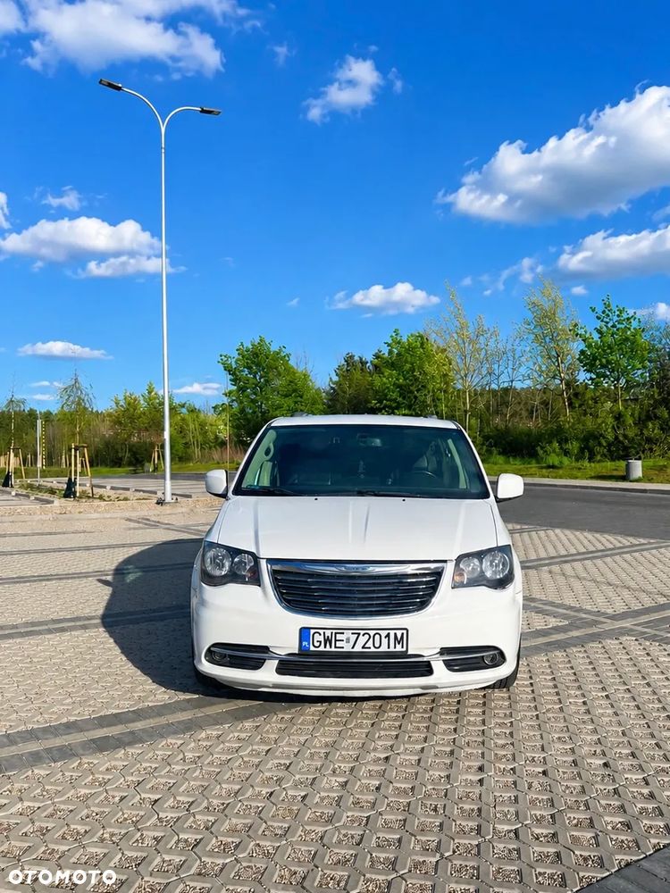 Chrysler Town & Country - 3