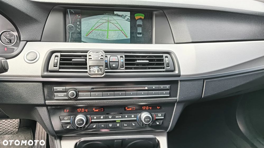 BMW Seria 5 550i xDrive - 22