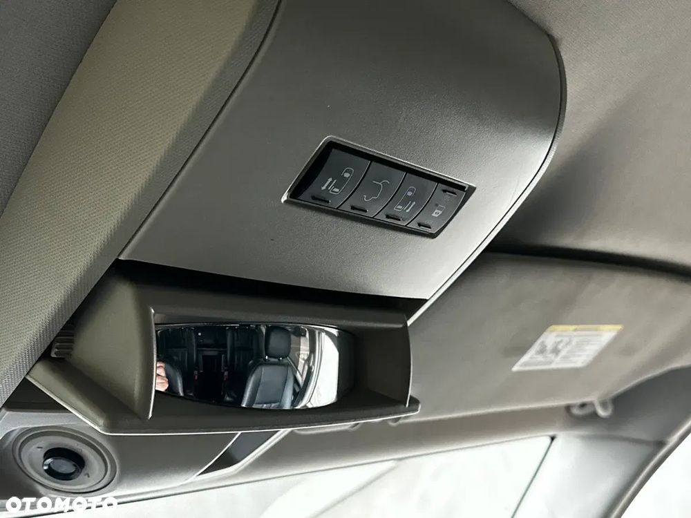 Chrysler Town & Country - 25