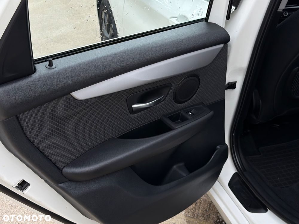 BMW Seria 2 218d - 16