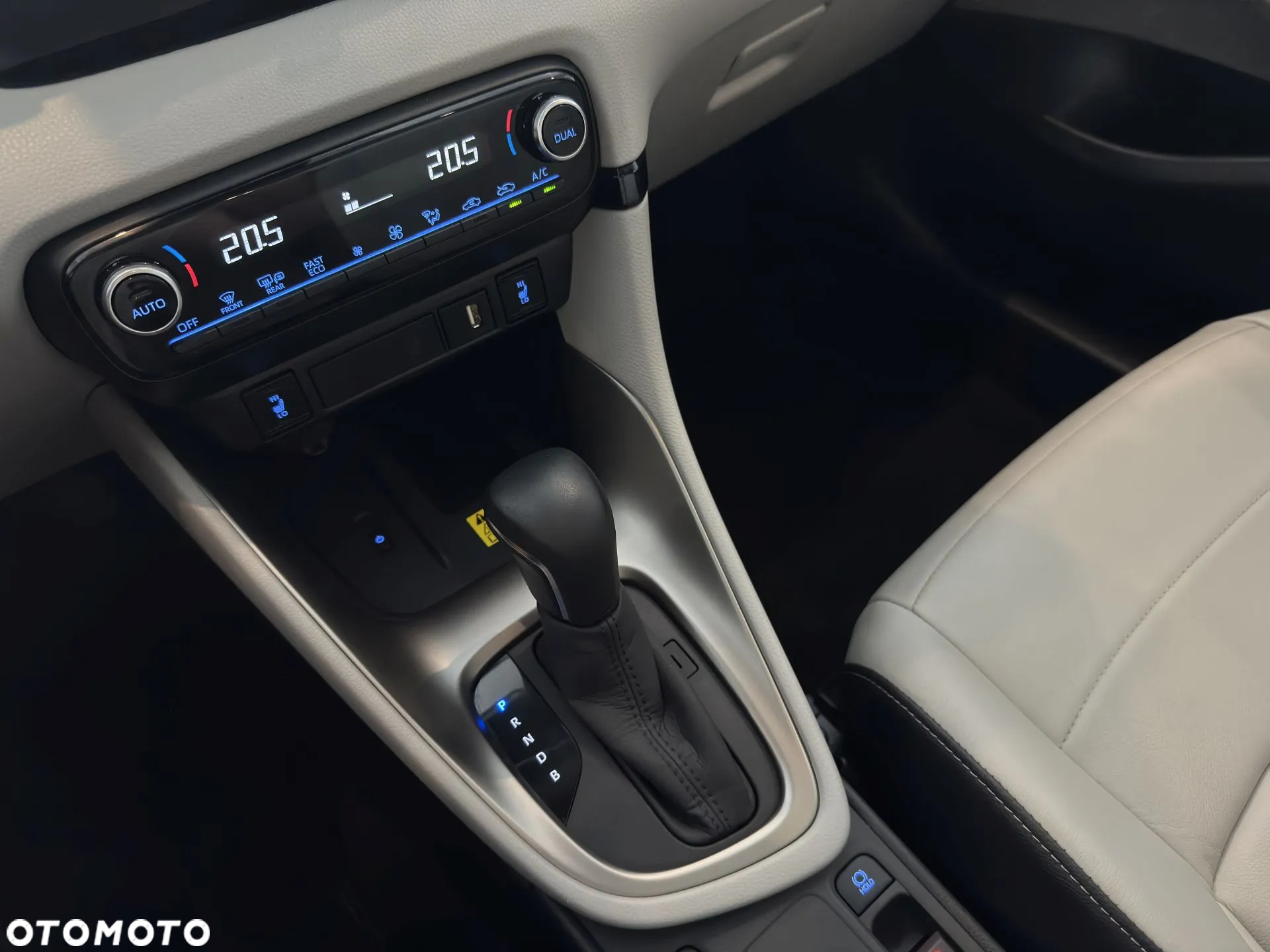 Toyota Yaris Hybrid 1.5 VVT-i Premiere Edition - 27