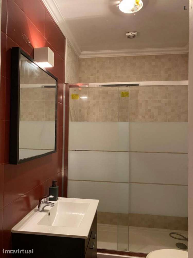 Quarto - localizado em Roma-Areeiro Lisbon - Grande imagem: 4/15