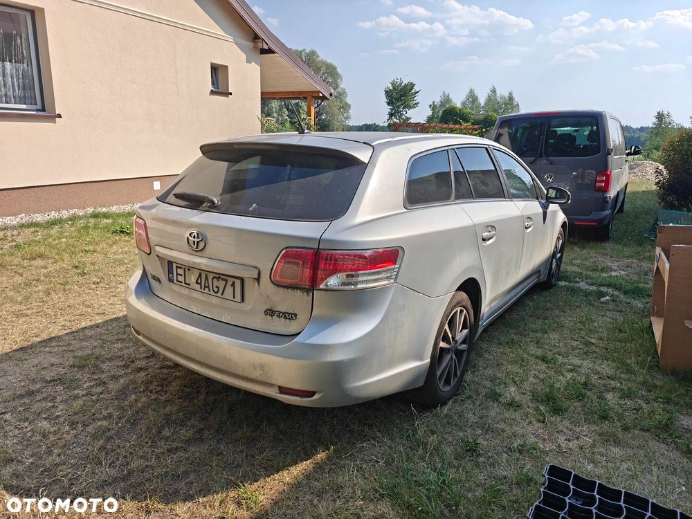 Toyota Avensis 2011 photo 2