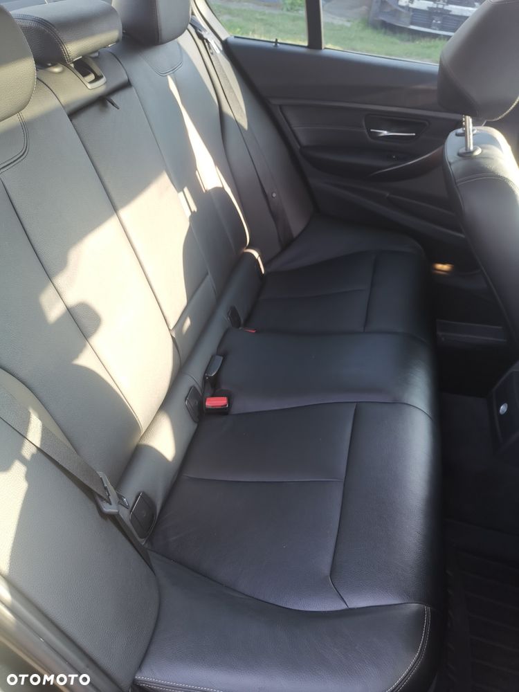 BMW Seria 3 328i xDrive Luxury Line - 11