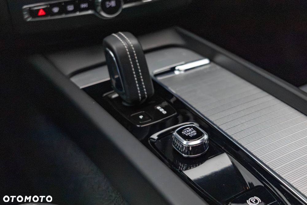 Volvo XC 60 B4 D AWD Plus Dark - 22