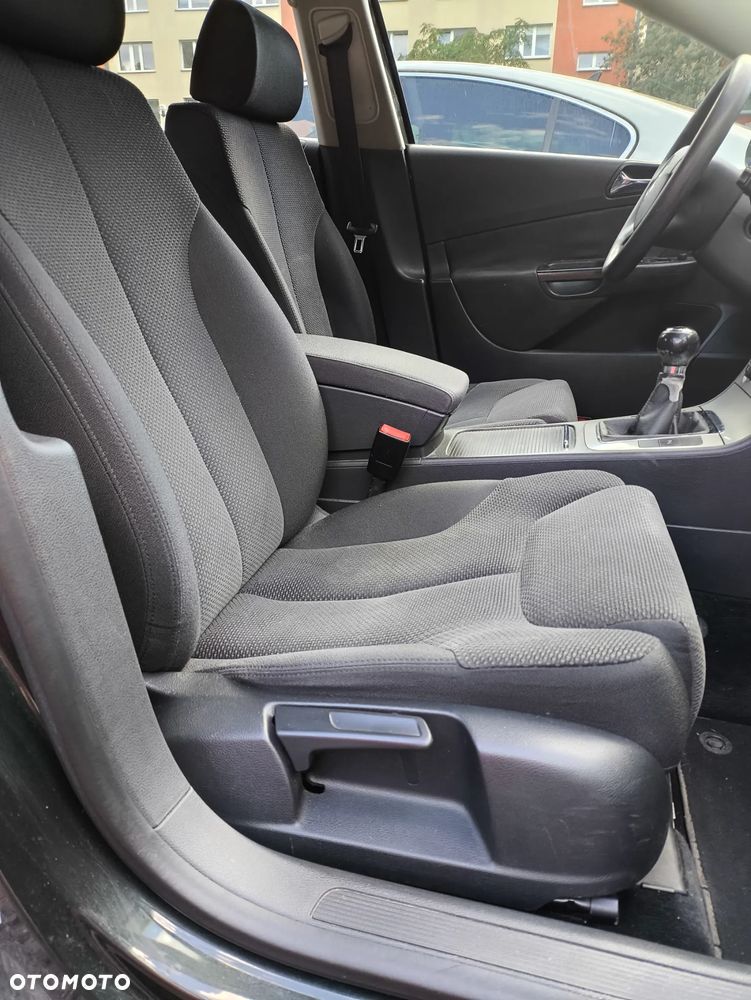 Volkswagen Passat 1.6 Comfortline - 11
